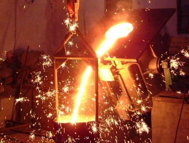 当采用碱性炼钢法炼钢时,内衬则选用中性或碱性耐火材料以及石墨坩埚
